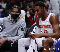 尼克斯拼抢篮板积极进攻